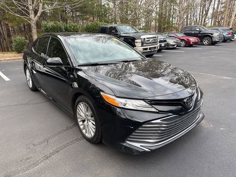 Used 2020 Toyota Camry XLE image 1