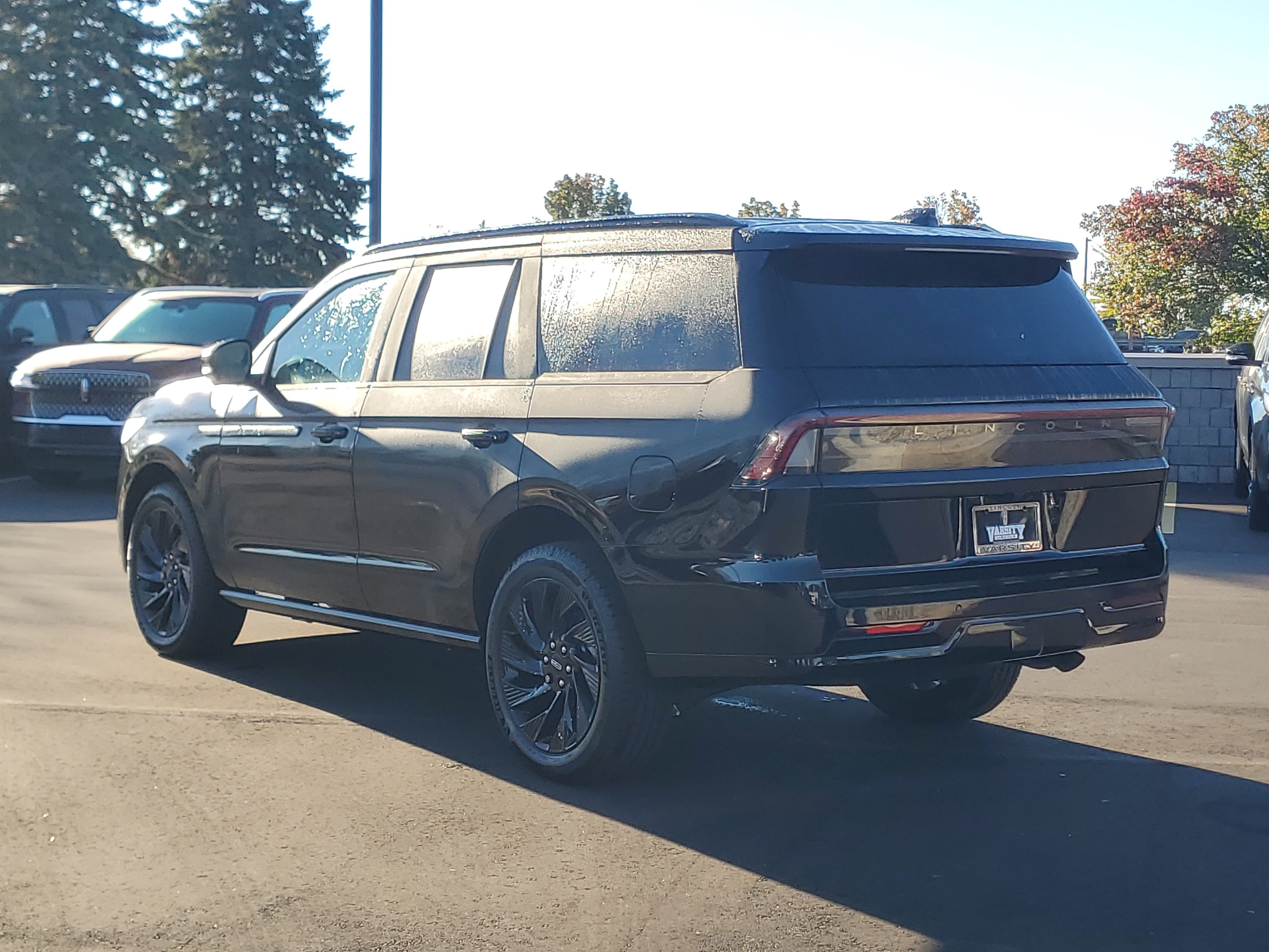 New 2026 Lincoln Navigator Reserve w/ Jet Appearance Package AWD/4WD image 3