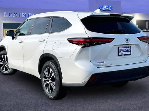 Used 2023 Toyota Highlander XLE FWD image 4