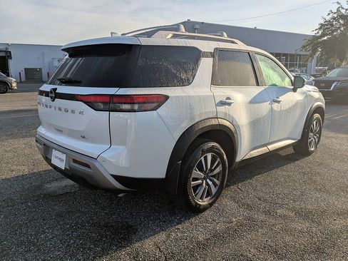 Used 2025 Nissan Pathfinder SL FWD image 4