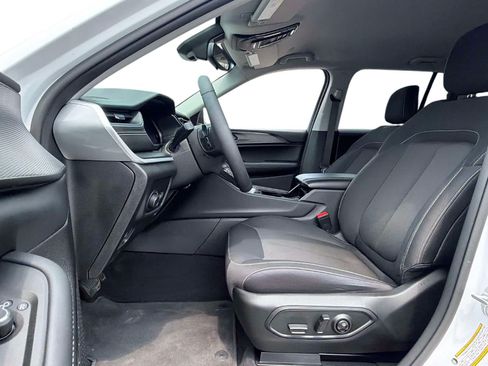 Used 2023 Jeep Grand Cherokee Laredo w/ Luxury Tech Group I AWD/4WD image 9