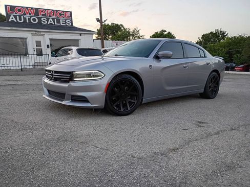 Used 2017 Dodge Charger SE RWD image 1