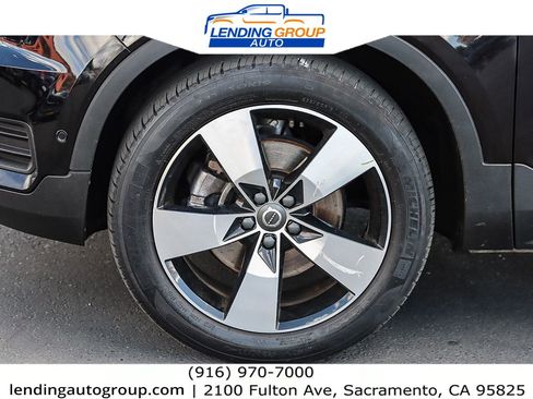 Used 2019 Volvo XC40 T5 Momentum image 9