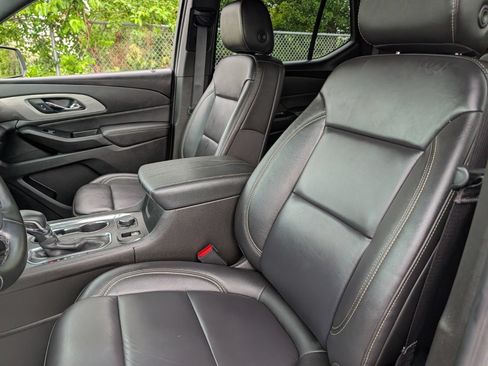 Used 2023 Chevrolet Traverse LT FWD image 17