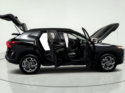 Used 2024 Chevrolet Trax LT w/ Sunroof Package FWD image 13