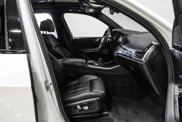 Used 2020 BMW X5 M50i AWD/4WD image 30