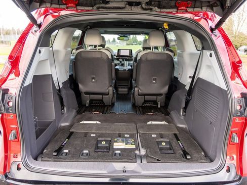 Used 2022 Toyota Sienna XSE FWD image 18