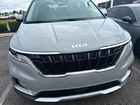 Used 2024 Kia Carnival EX FWD image 2