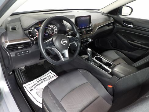 Used 2024 Nissan Altima 2.5 SV FWD image 11