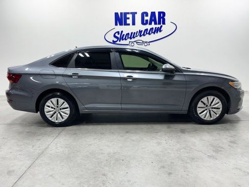 Used 2019 Volkswagen Jetta SE image 2
