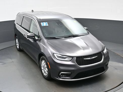 Used 2023 Chrysler Pacifica Touring-L FWD image 43