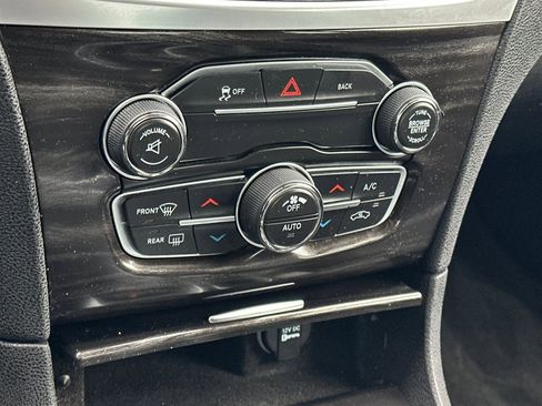 Used 2015 Chrysler 300 Limited image 18