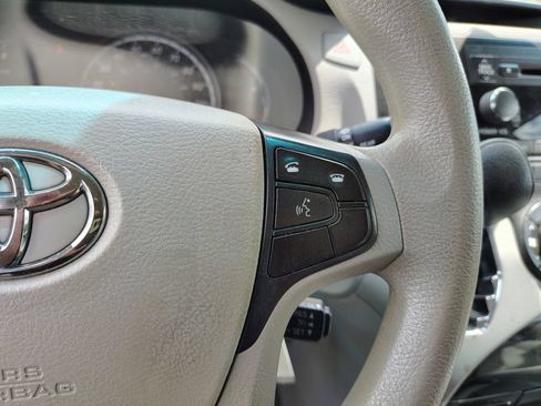 Used 2014 Toyota Sienna LE AWD/4WD image 12