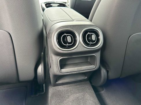 Used 2025 Mercedes-Benz GLC 300 4MATIC image 19