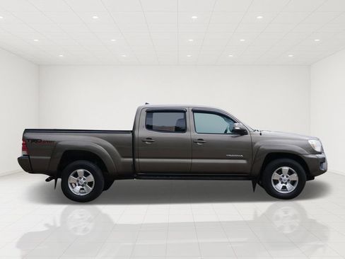 Used 2015 Toyota Tacoma 4x4 Double Cab w/ TRD Sport Package image 2