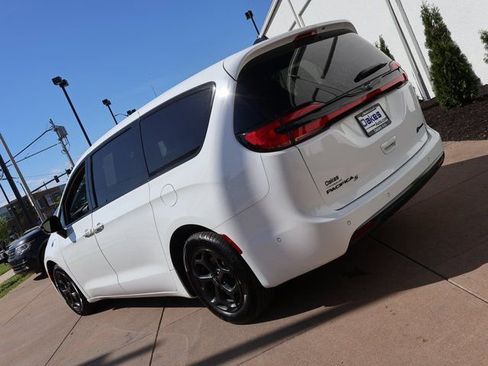 Used 2024 Chrysler Pacifica Limited FWD image 6