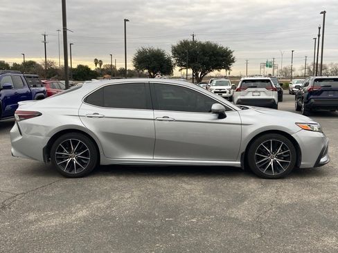 Used 2024 Toyota Camry SE image 3