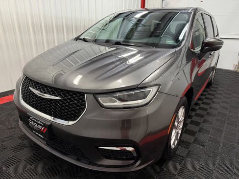 Used 2023 Chrysler Pacifica Touring-L FWD image 10