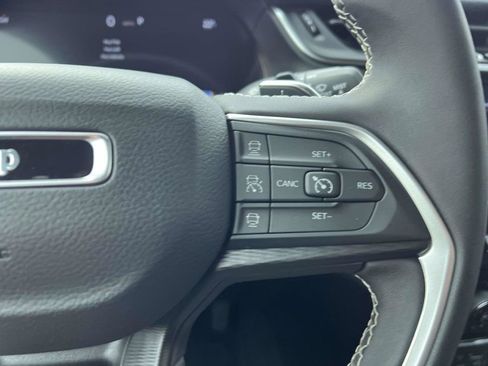 Used 2025 Jeep Grand Cherokee L Laredo image 27