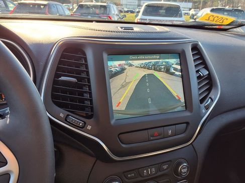 Used 2022 Jeep Cherokee Latitude w/ Sun & Sound Group image 11