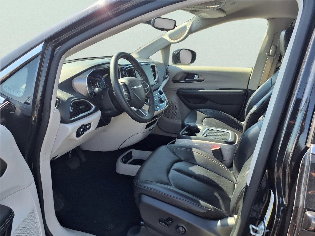 Used 2024 Chrysler Pacifica Touring-L FWD image 17