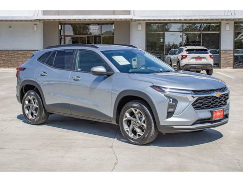 Used 2026 Chevrolet Trax LT w/ Driver Confidence Package FWD image 2