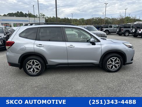 Used 2022 Subaru Forester Premium image 6