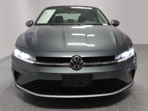 Used 2025 Volkswagen Jetta SE FWD image 2