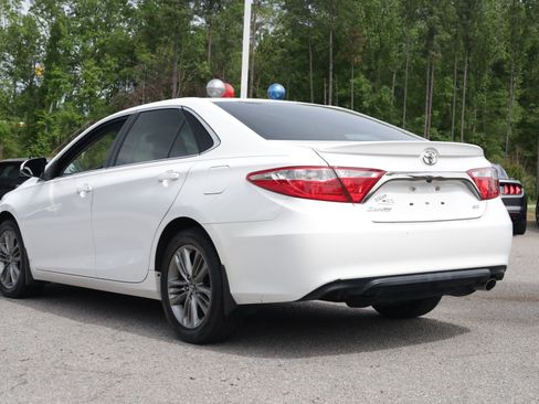 Used 2017 Toyota Camry SE FWD image 3