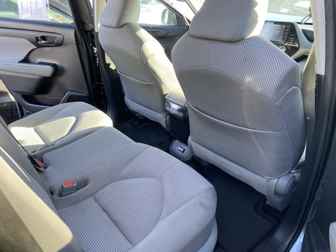 Used 2020 Toyota Highlander LE FWD image 21