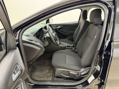 Used 2018 Ford Focus SE w/ SE Appearance Package image 16