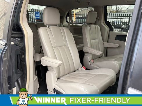 Used 2014 Chrysler Town & Country Touring-L w/ Driver Convenience Group image 11