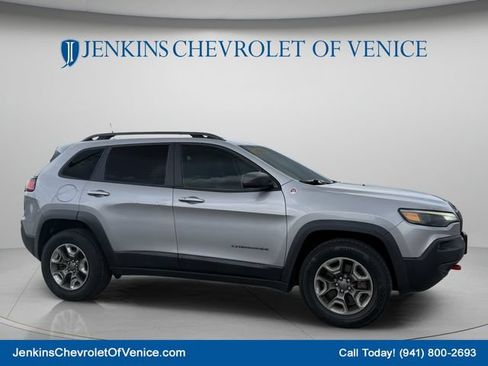 Used 2019 Jeep Cherokee Trailhawk w/ Cold Weather Group AWD/4WD image 2