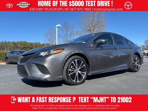 Used 2020 Toyota Camry SE image 1