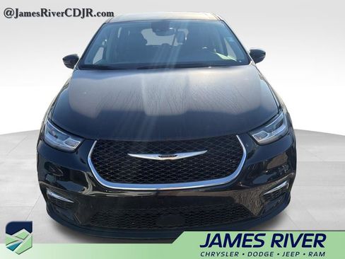 Used 2024 Chrysler Pacifica Touring-L image 9