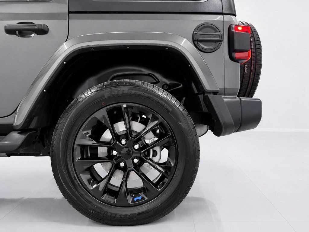 Used 2023 Jeep Wrangler Unlimited Sahara w/ Cold Weather Group AWD/4WD image 9