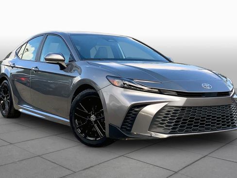 Used 2025 Toyota Camry SE FWD image 3