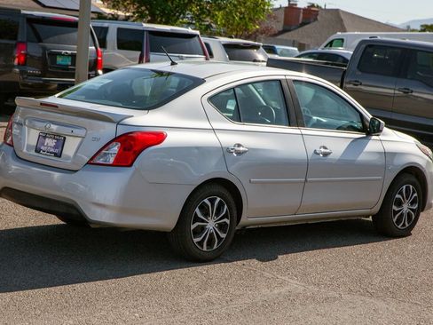 Used 2017 Nissan Versa SV FWD image 5