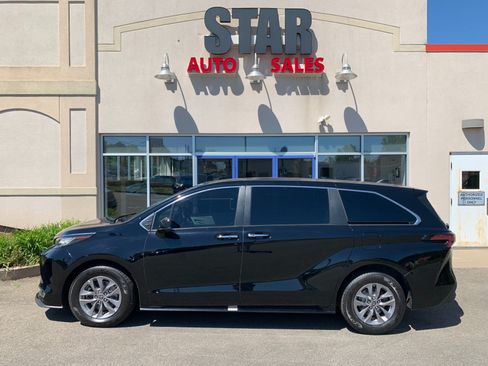 Used 2022 Toyota Sienna XLE AWD/4WD image 4