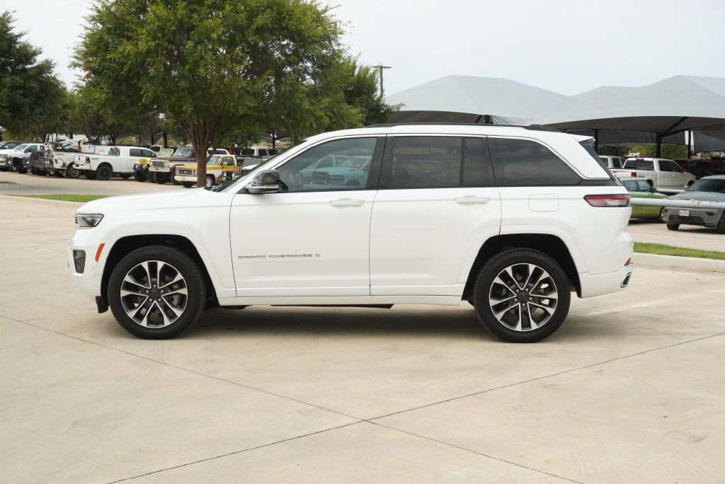 Used 2023 Jeep Grand Cherokee Overland RWD image 2