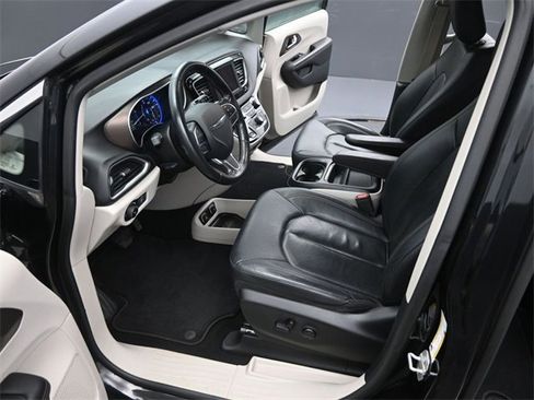 Used 2019 Chrysler Pacifica Touring-L image 9