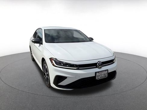 Used 2025 Volkswagen Jetta Sport image 3