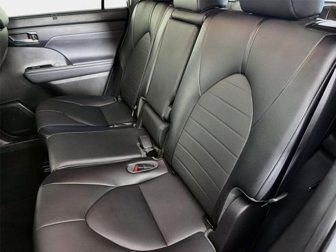 Used 2021 Toyota Highlander XLE FWD image 22