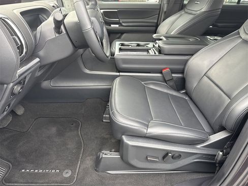 Used 2025 Ford Expedition Platinum w/ Stealth Appearance Package image 9