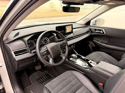 Used 2025 Mitsubishi Outlander SE image 11