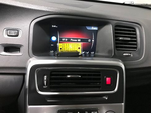 Used 2017 Volvo V60 T5 Platinum FWD image 28