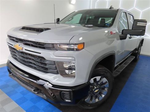 Used 2025 Chevrolet Silverado 2500 Custom w/ Custom Value Package AWD/4WD image 4