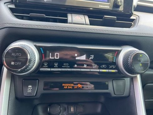 Used 2021 Toyota RAV4 LE AWD/4WD image 19