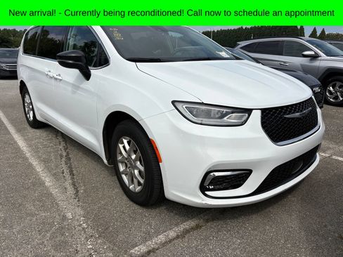 Used 2024 Chrysler Pacifica Touring-L FWD image 1