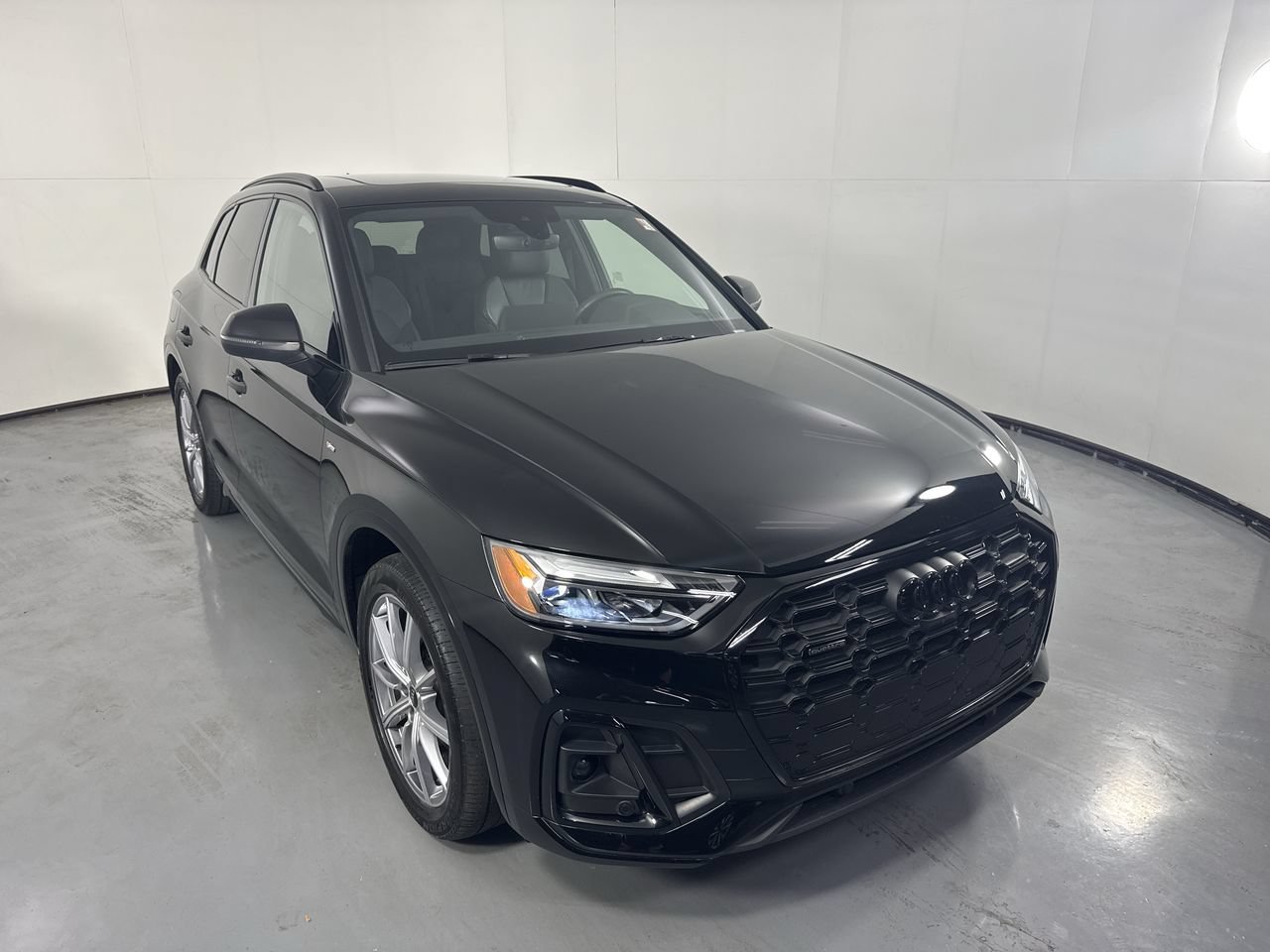 Used 2023 Audi Q5 e Premium Plus w/ Premium Plus Package AWD/4WD image 32